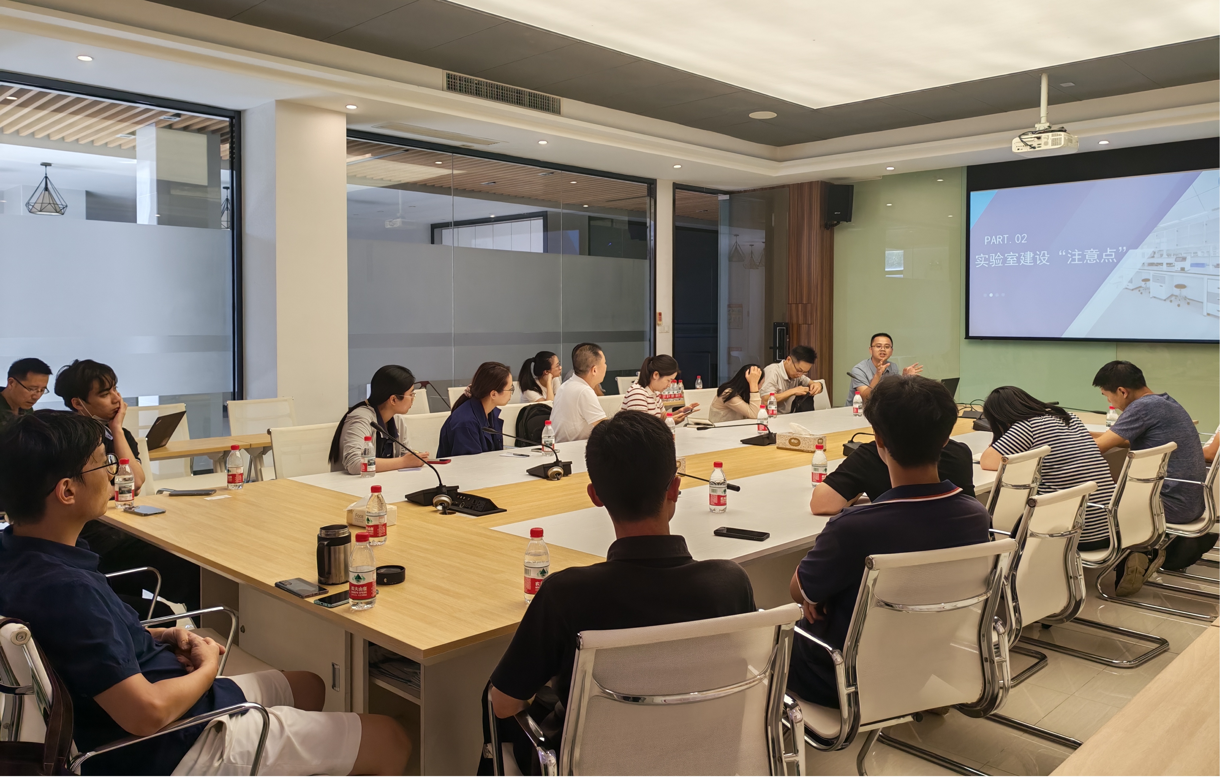 火炬石墨烯举办实验室建设交流会